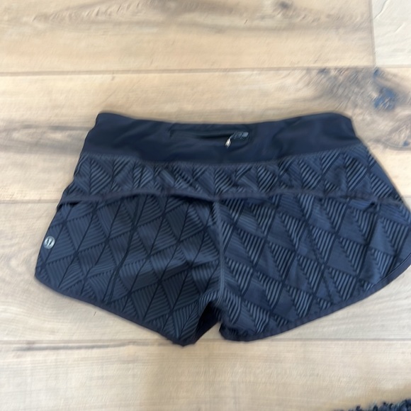 Lululemon 2.5” lined speed short - Picture 2 of 6